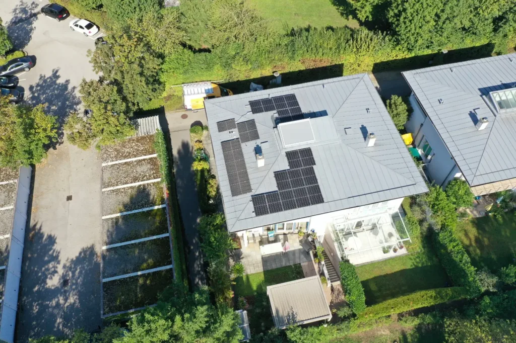PV Anlage in Linz auf einem Metalldach aus Zink mit E-Ladestation und Leistungsoptimierer