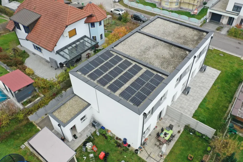 PV Anlage auf einem Flachdach mit Süd Aufständerung in Linz