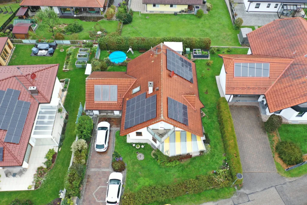 PV Anlage auf einem Ziegeldach in Wartberg on der Aist im Mühlviertel mit E-Ladestation