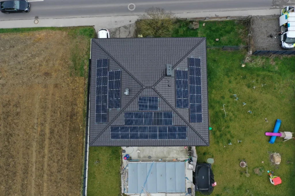 PV Anlage auf Tondach in Katsdorf